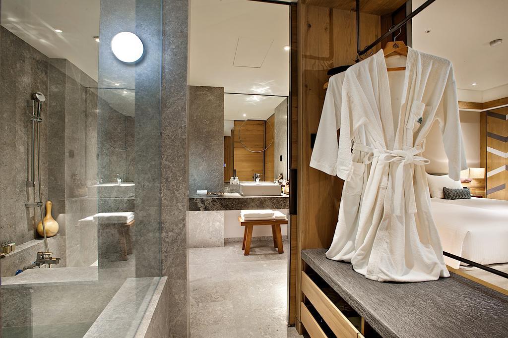 Hotel Royal Chihpin Wenquan Exterior photo A bathrobe hanging on a bathroom door